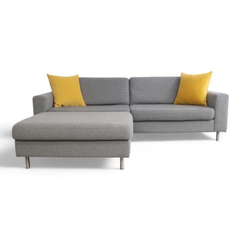 Nyrenset | Lys grå Bolia Scandinavia 3-seter sofa med puff