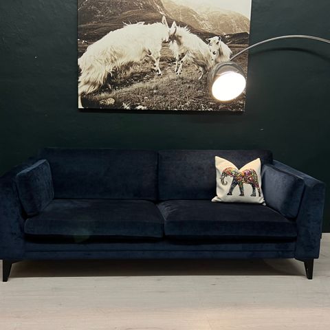 GRATIS LEVERING - KUPP! Strøken nesten ny Avignon Furninova 3 sester design sofa