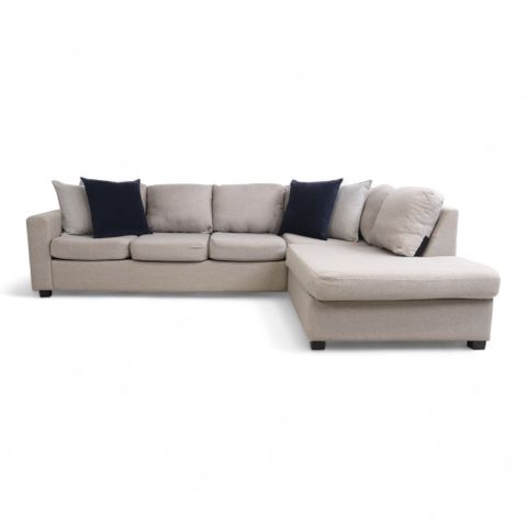 Fri Frakt | Nyrenset | Beige Oslo sofa med sjeselong fra A-Møbler