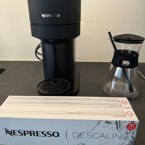 Nespresso Vertuo kaffemaskin med  karaffel og avkalkingssett