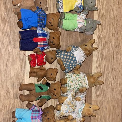 15 Sylvanian figurer