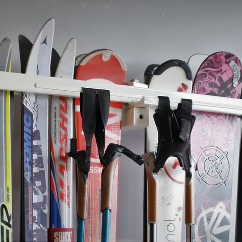 Praktisk skistativ for vegg/tak fra Mira Racks