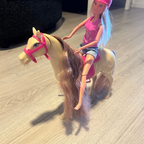 Steffi (barbie-lignende) dukke med hest.