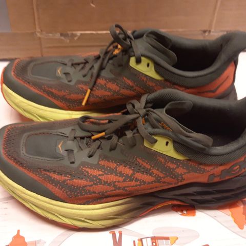 Hoka speedgoat 5 str 42  2/3. Pent og lite brukt.