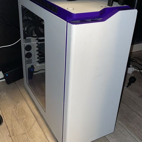 Selger hvit pc perfekt for kontor og noe gaming