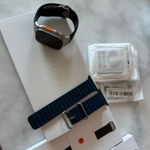 Apple Watch Ultra 2 GPS + Cellular, 49 mm Titanium urkasse med blå Ocean band