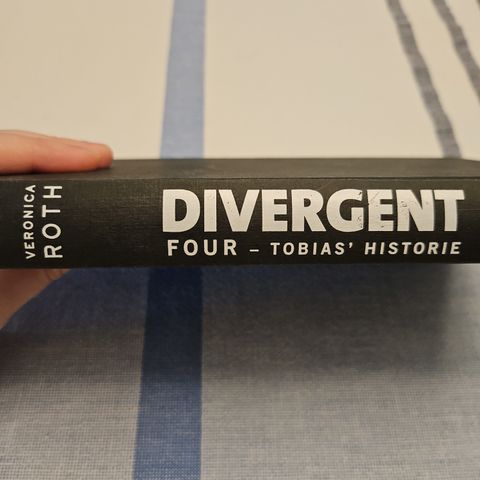 Divergent, Four - Veronica Roth