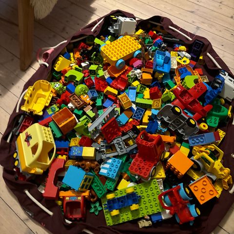 Kaos samlesak full av duplo lego