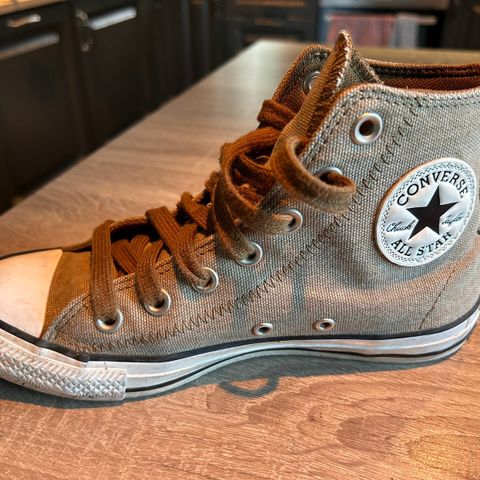 Converse str. 37