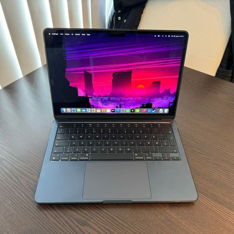 13" MacBook Air med M3-chip - midnatt