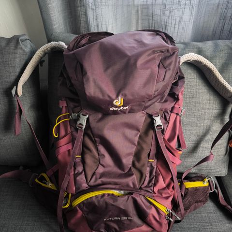 Deuter futura 28 SL. Hiking backpack for women.