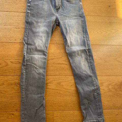 Slim fit str 140, grå