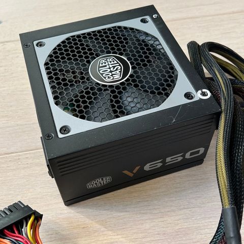 Cooler Master V650 halvmodulær - må fikses