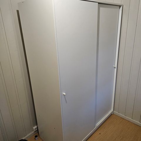 Skyvedørsgarderobe selges