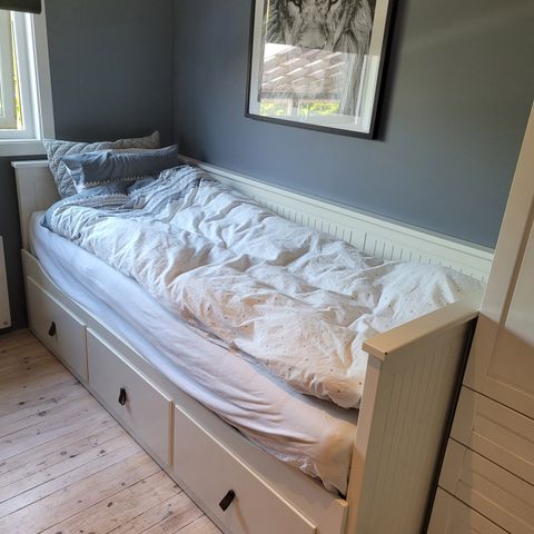 Reservert til onsdag - Hvit Hemnes dagseng