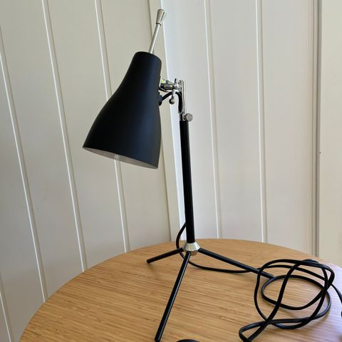 Svart bordlampe