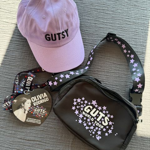 VIP merch fra Olivia Rodrigo Guts tour