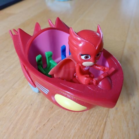 Pysjheltene (pj masks)Ugline/Owlette med kjøretøy