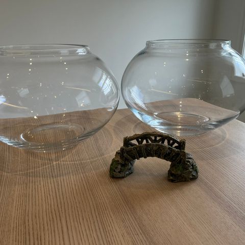 Akvarium/ Glassboller og pynt selges!