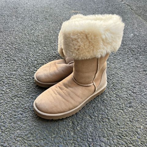 UGG str 38