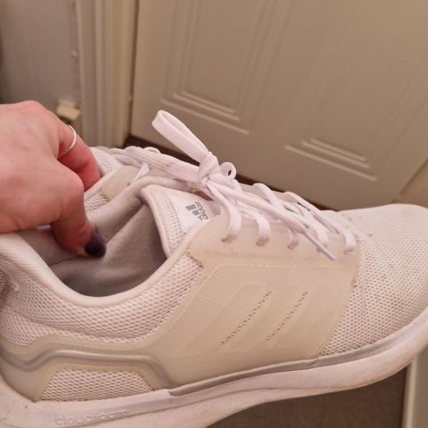 Hvite Adidas joggesko str 44 2/3 til herre