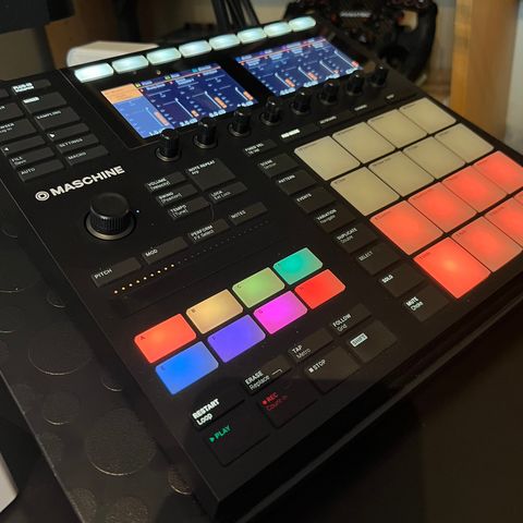 Strøken Native Instruments Maschine Mk3 med 8 ekspansjonspakker m.m. selges!