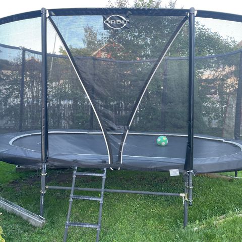 Oval trampoline fra trampoline-spesialisten