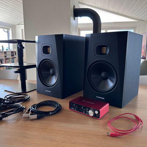 Elegante studiomonitorer: Adam Audio T8V  i topp stand