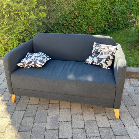 To sette sofa fra IKEA selges billig.