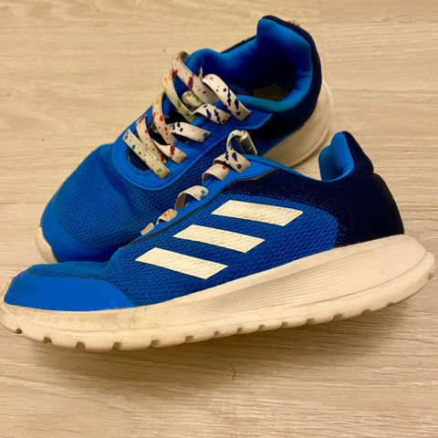 Adidas 32 . Sjekk også mine andre annonser :-)