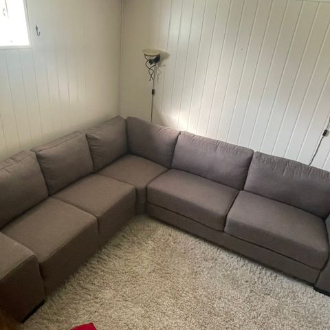 Strøken Skeidar sofa med bord i eik