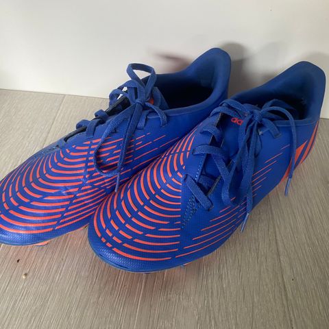 Selger Adidas fotballsko str. 40