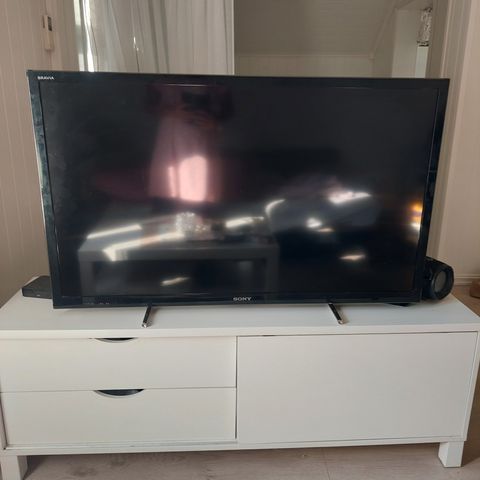 Tv , og lyd planke med subwoofer  og tv benk til salg alt sammen!