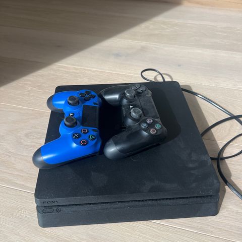 PlayStation 4 med 2 kontroller. Må hentes. Sendes ikke