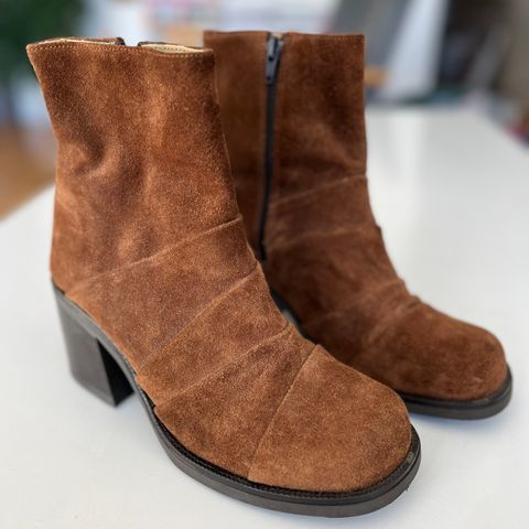 Boots m/høy, robust hæl str 40