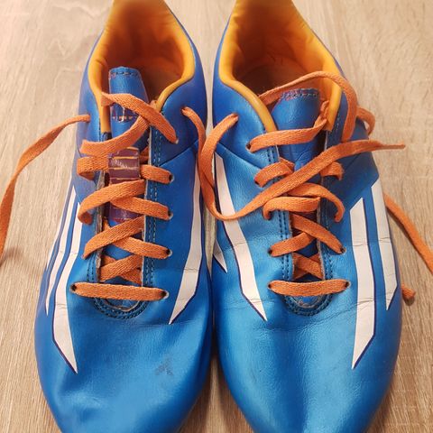 Adidas f10 fotballsko str 37 1/3 med AG-Knotter for kunstgress