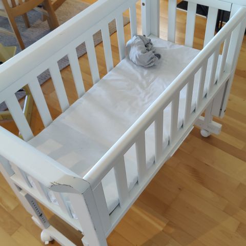 Troll bedside crib