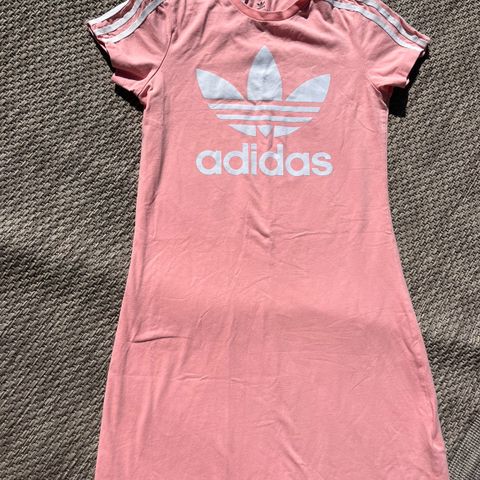 Adidas kjole, str 158-164