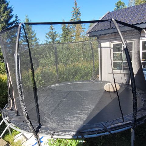 Trampoline gis bort mot henting