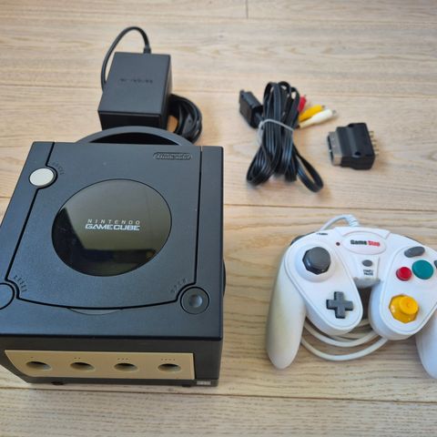 Svart Nintendo Gamecube med kontroller