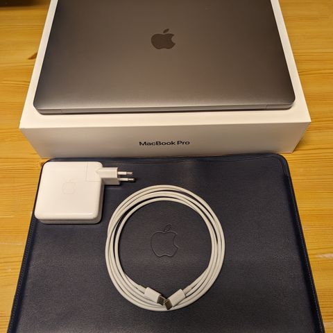 MacBook Pro 13" (2020) 4x usb-c, med tilbehør