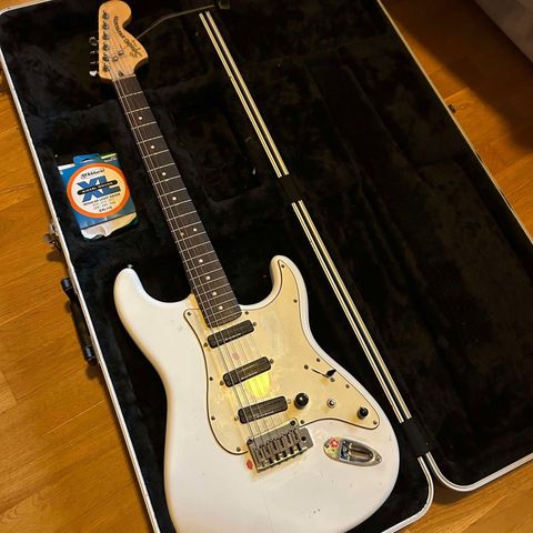 Squier Deluxe Hotrails Strat elgitar