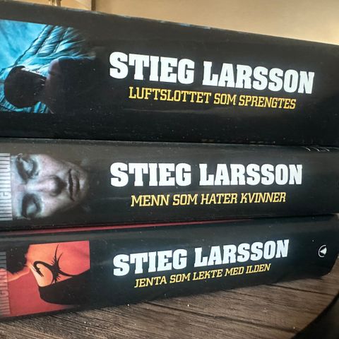 Stieg Larsson trilogi selges samlet