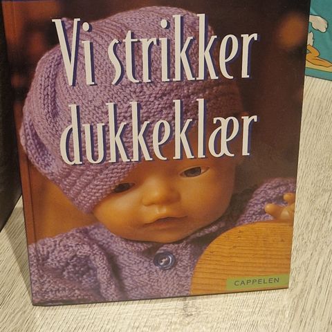 Vi strikker dukkeklær