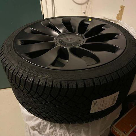 Nye 21" Überturbine-felger med Nokian piggfrie vinterdekk, Tesla Model Y