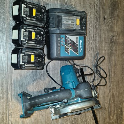 Makita Sirkelsag 18v med 3 batterier 3.0ah  og lader