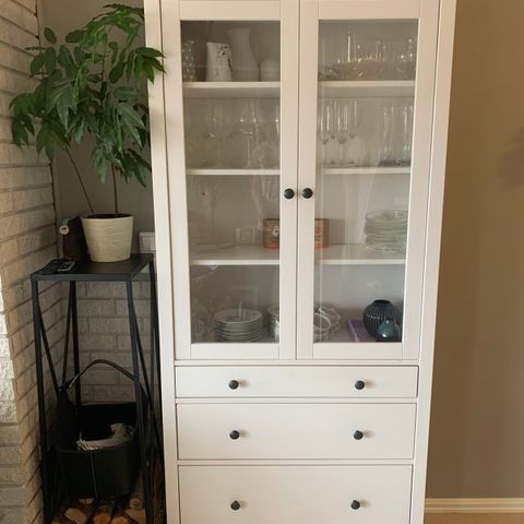 Hemnes vitrineskap