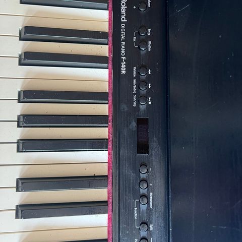 Roland digital piano F140R ( 2020)