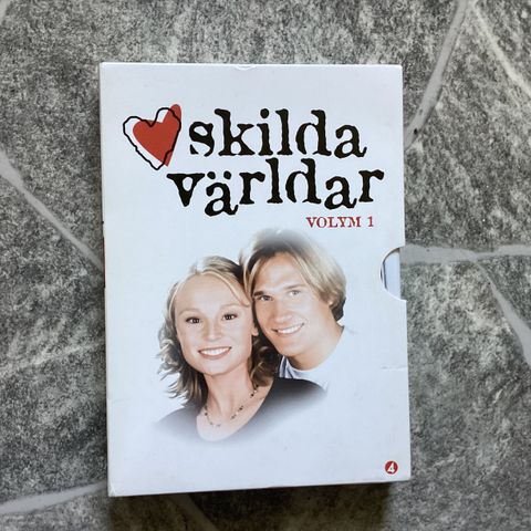 DVD pakke med 5 dvd’er. Volum 1 av Skilda Verder