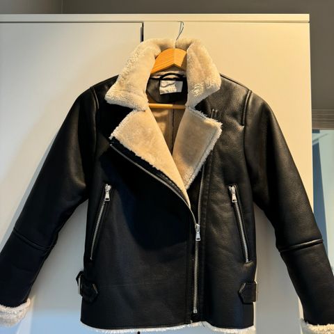 Fake fur jakke, str 152 fra Zara